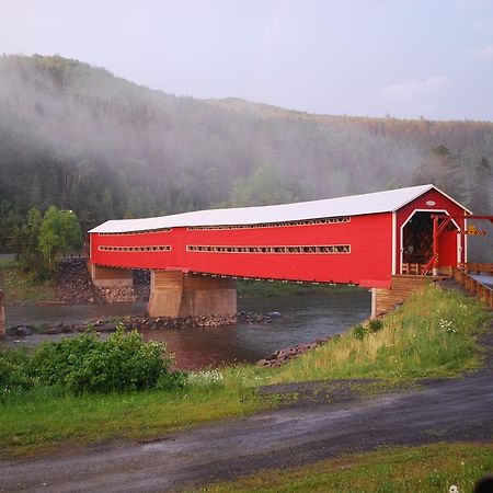 Auberge De La Riviere Matapedia - Matapedia River Lodge Routhierville Buitenkant foto