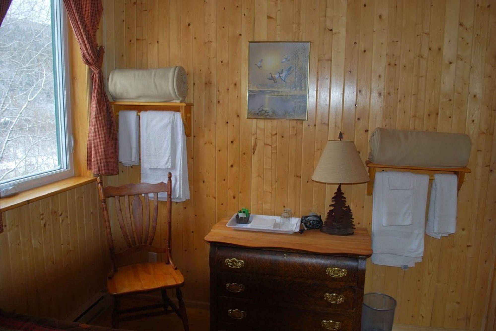 Auberge De La Riviere Matapedia - Matapedia River Lodge Routhierville Buitenkant foto